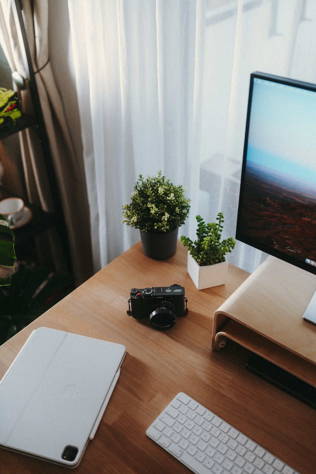 a-desk-with-a-laptop-keyboard-and-a-monitor-zkizotyem1e